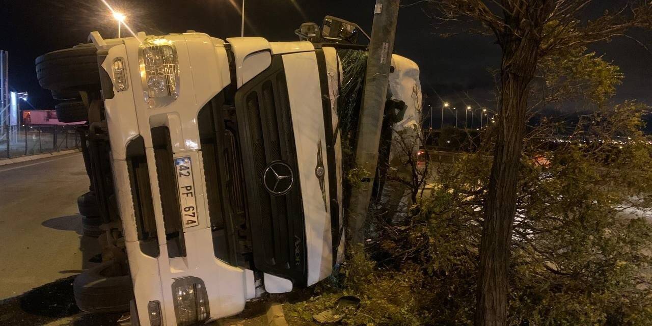 Virajı alamayan tır aydınlatma direğine çarptı
