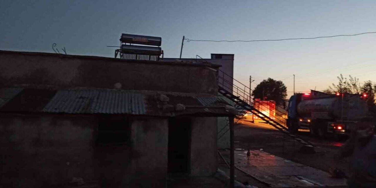 Sarımsak hasadına giden çiftçinin evi yandı