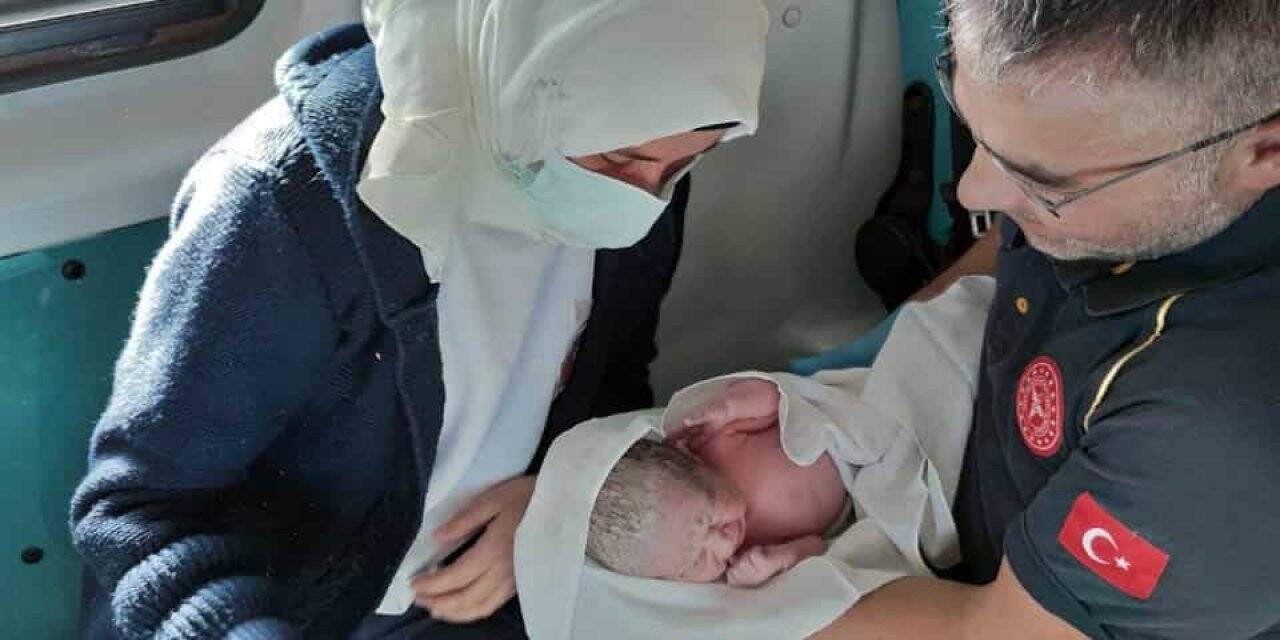 Hastane yolunda doğum sancıları başlayan anne, ambulansta doğum yaptı