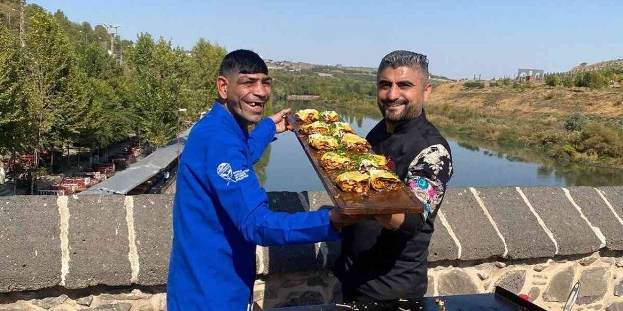 Tarihi köprüde ‘piton döner’ yaptı