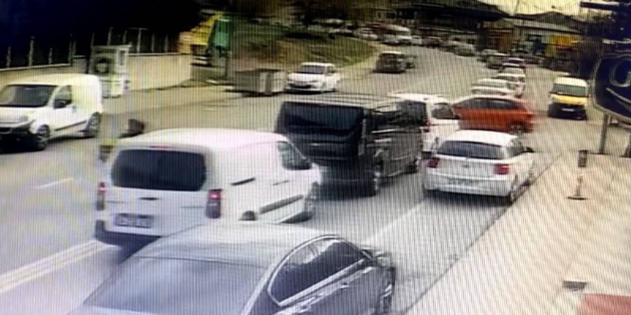 Hatalı sollama yapan kuryenin otomobille çarpışması kamerada
