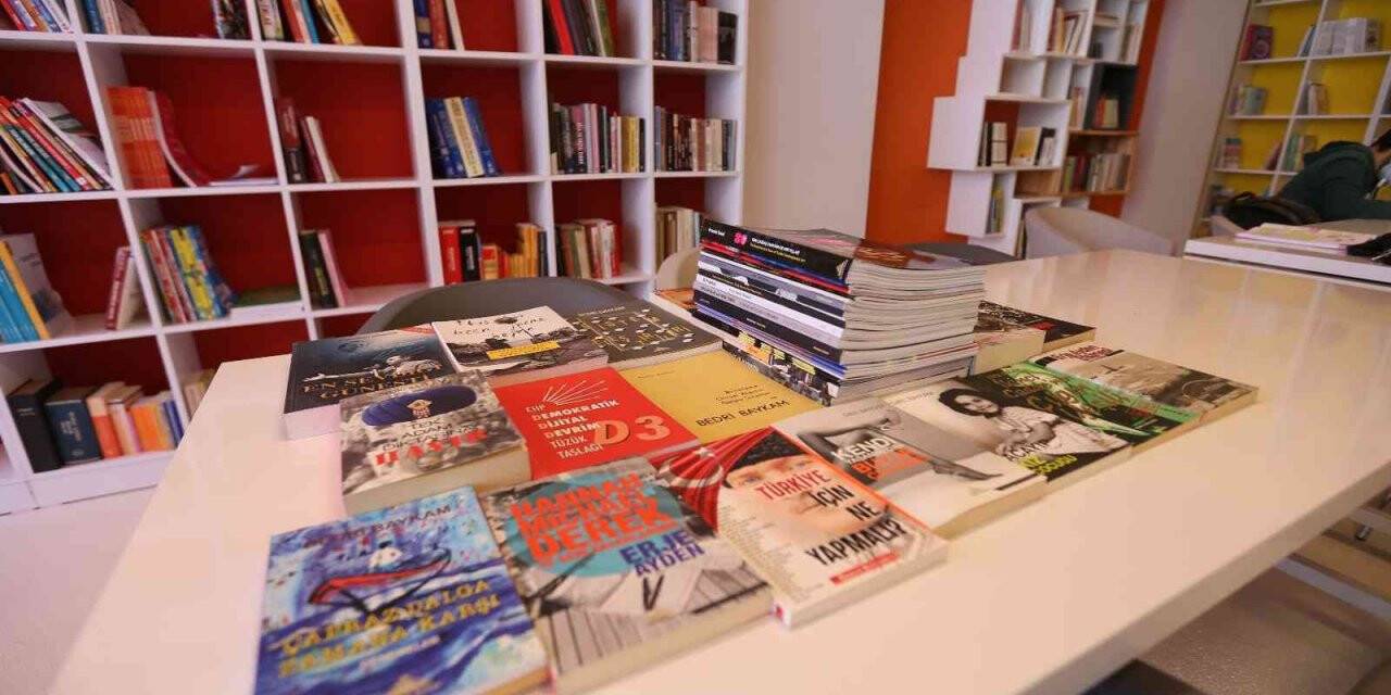Kitap Kafe’ye önemli isimlerden anlamlı bağış