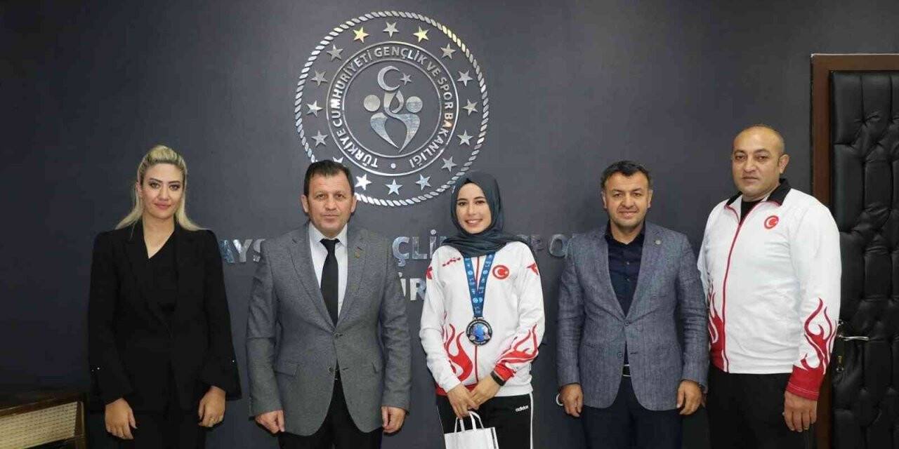 Kick  Boks Dünya ikincisi Türksoy, İl Müdürü Kabakcı’yı ziyaret etti