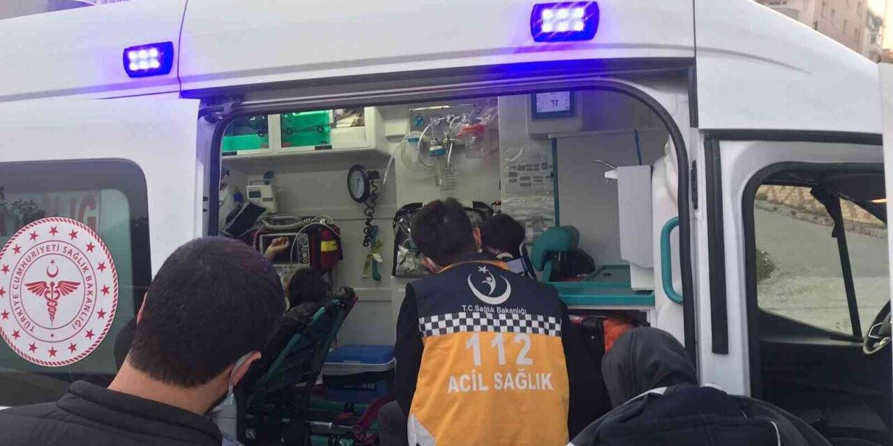 Ehliyetsiz motosikletin sürücüsü 2 yayaya çarparak yaraladı