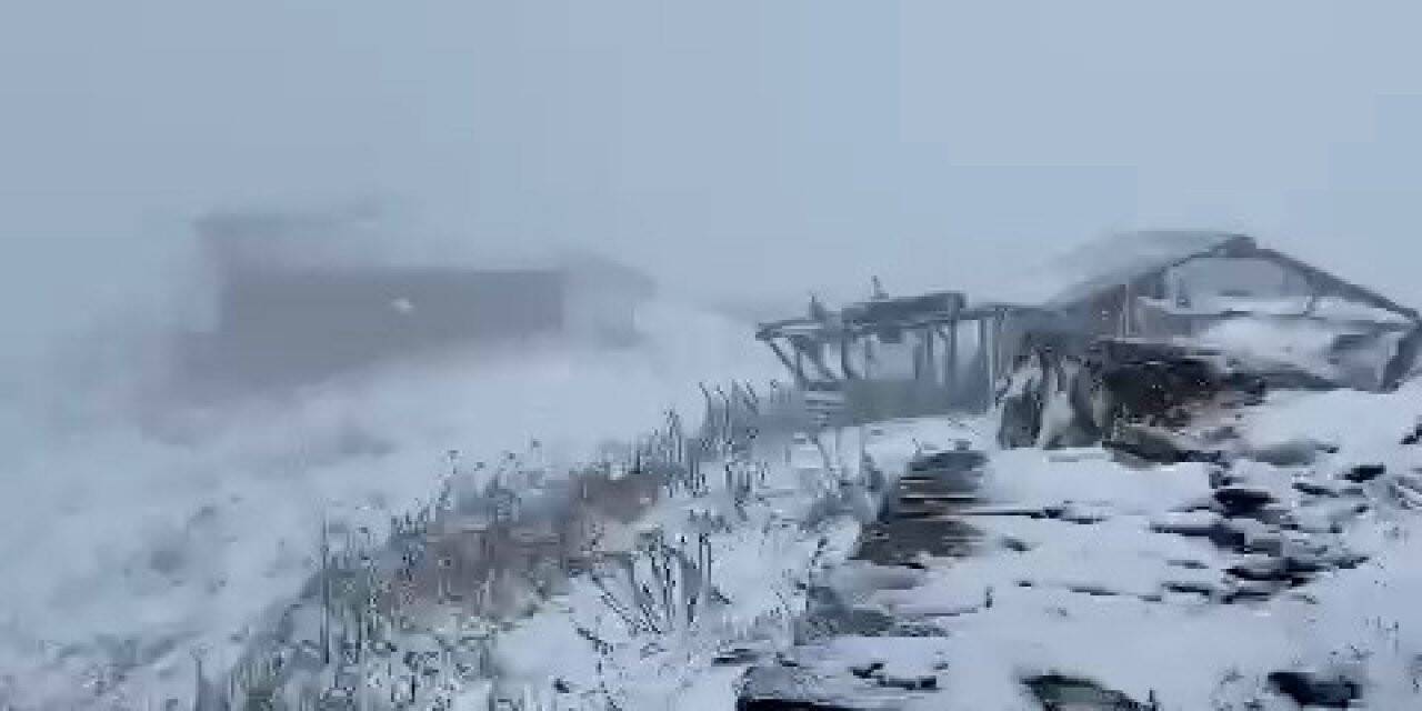 Artvin’in Arhavi ilçesinde bulunan Nopapeni Yaylası’na mevsimin ilk karı düştü