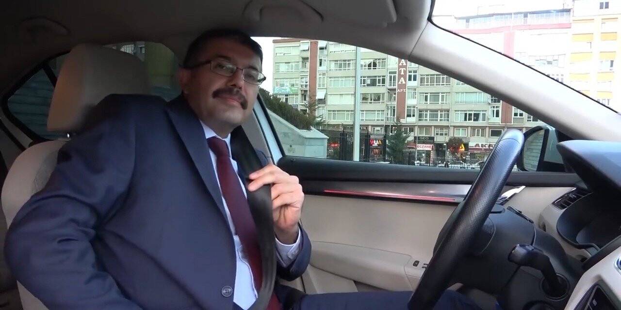 Kütahya protokolü direksiyon başına geçti, "Bir hareketine bakar hayat" dedi