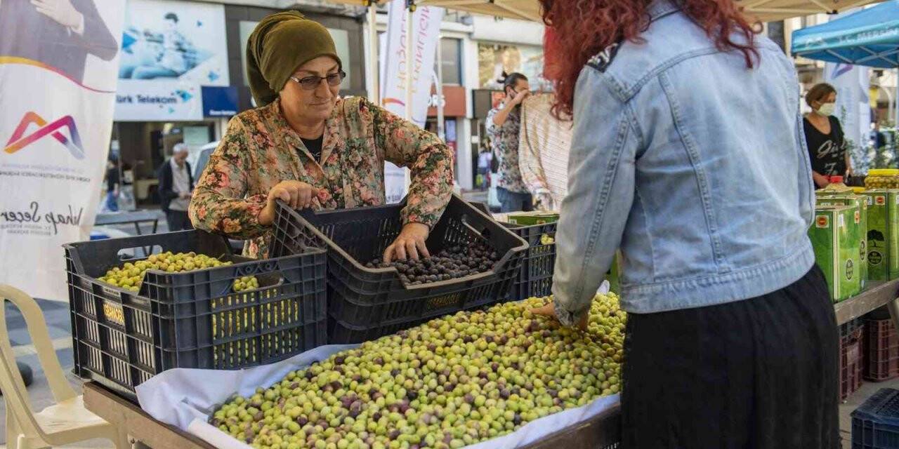 Üretici kadınlar, zeytin ve zeytinden ürettikleri ürünleri satışa sundu