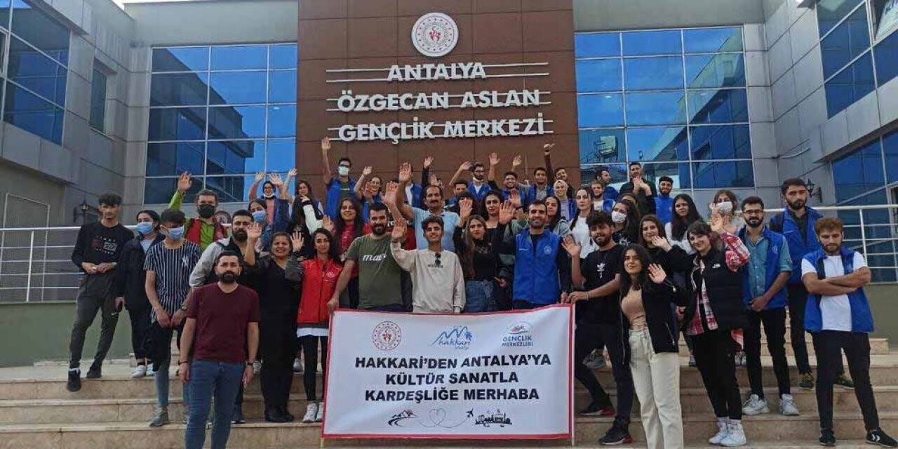 Hakkarili gençler Antalya’dan mutlu döndü