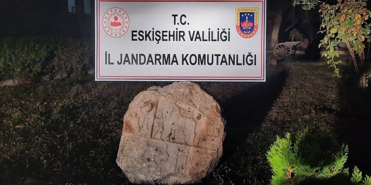 Tarihi eser niteliğindeki mezar başlığını satamadan jandarmaya yakalandı