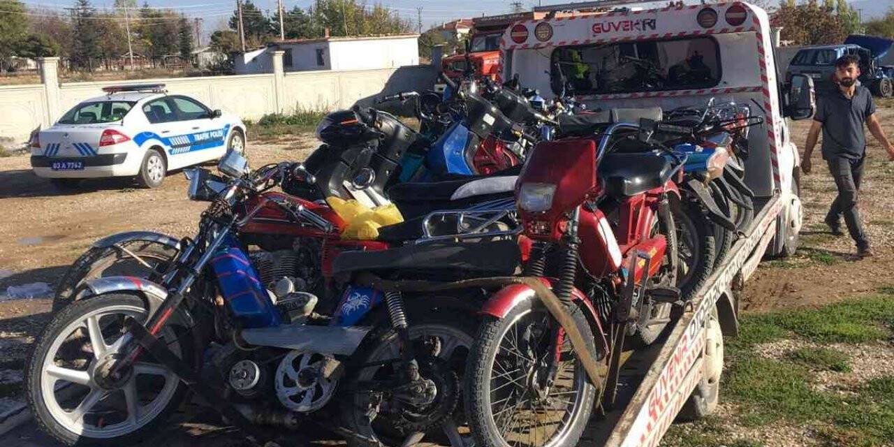 Bolvadin’de 20 tescilsiz motosiklet trafikten men edildi