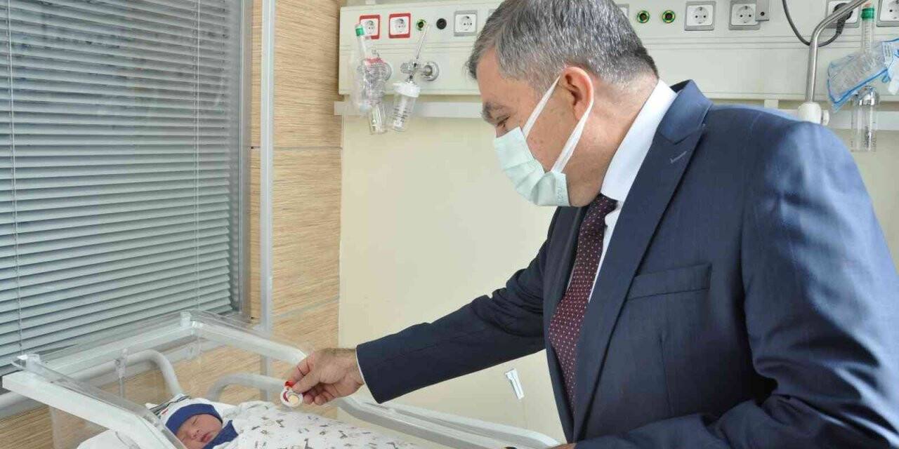 Vali Işık, ambulansta doğum yapan anne ile bebeğini hastanede ziyaret etti