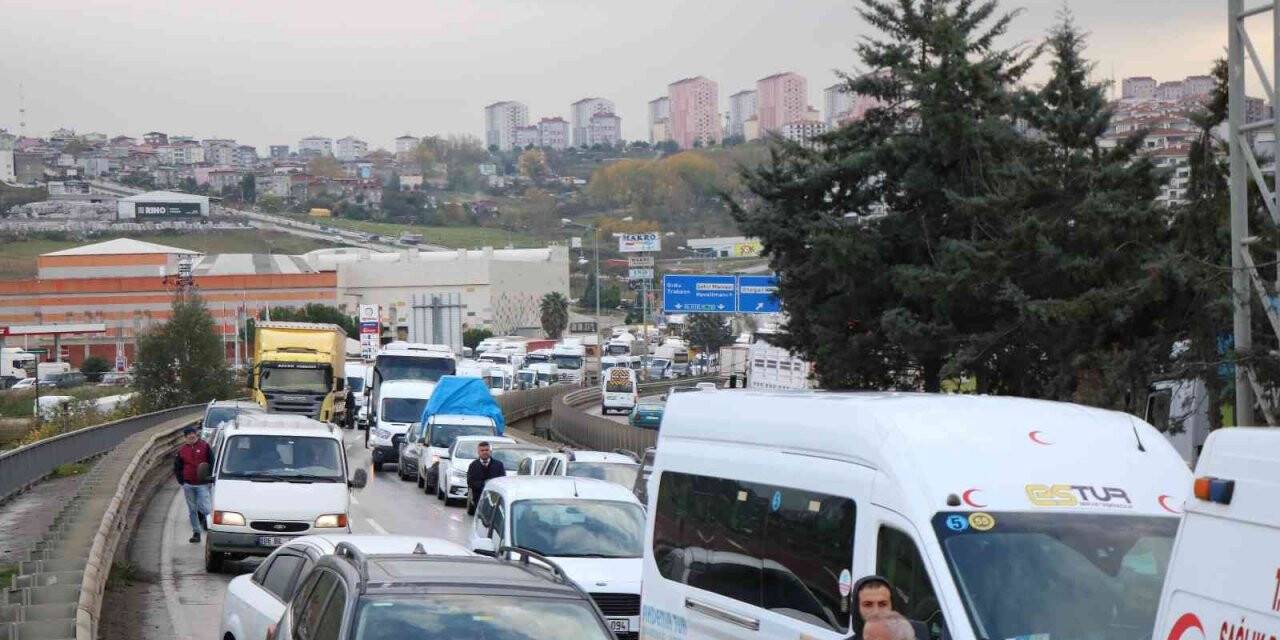 Tır ile kamyon çarpıştı, trafik felç oldu