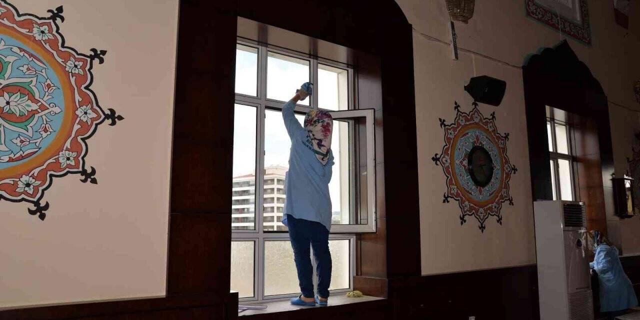 Camiler cuma namazı için pırıl pırıl
