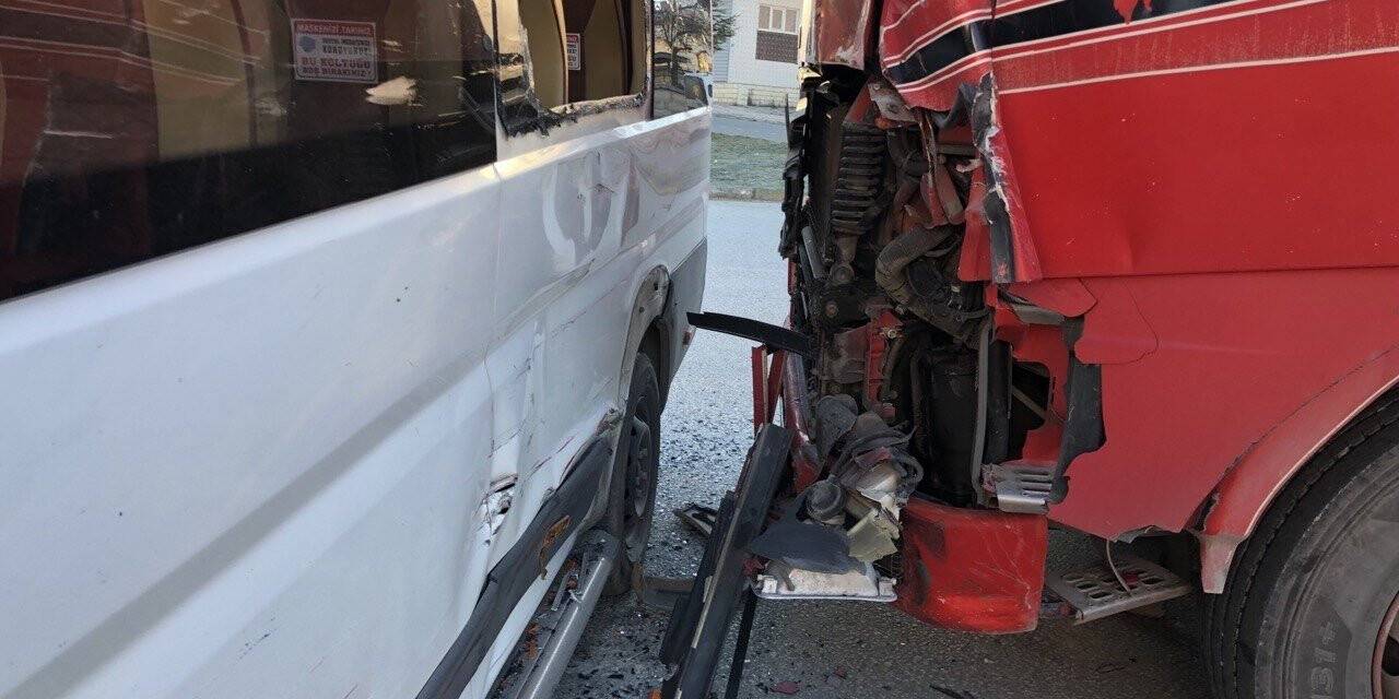 Öğrenci servisi ile tır çarpıştı: 2 yaralı