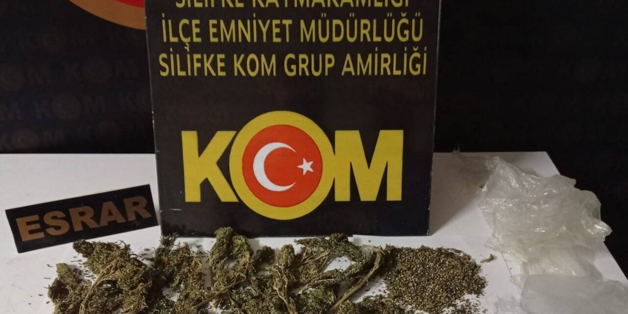 Polisten kaçarken uyuşturucuyu yere attılar