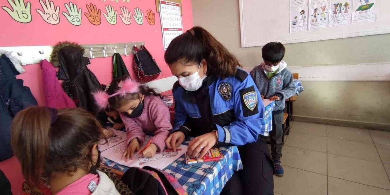 Polis çocuklarla boyama yaptı