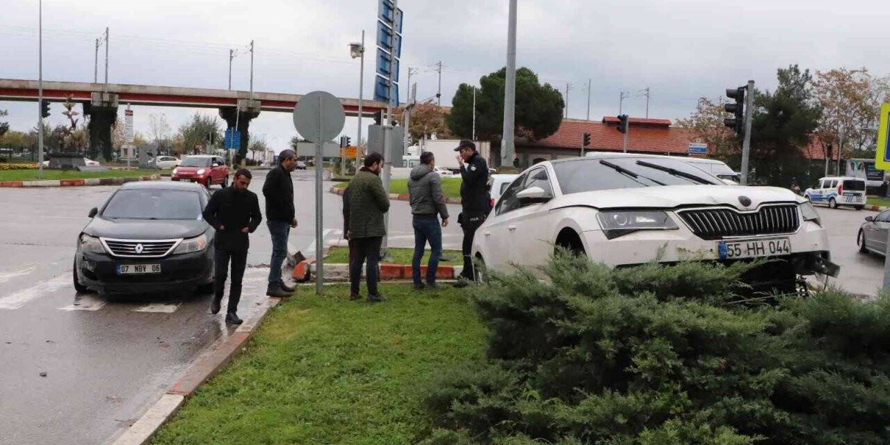 Samsun’da trafik kazası: 1 otomobil refüje çıktı