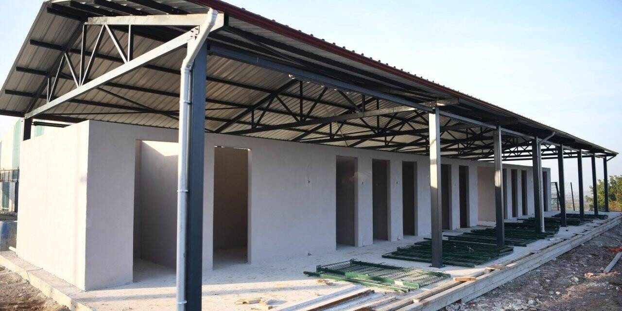 Kartepe’de sokak hayvanları için hazırlanan merkezin çalışmaları sürüyor