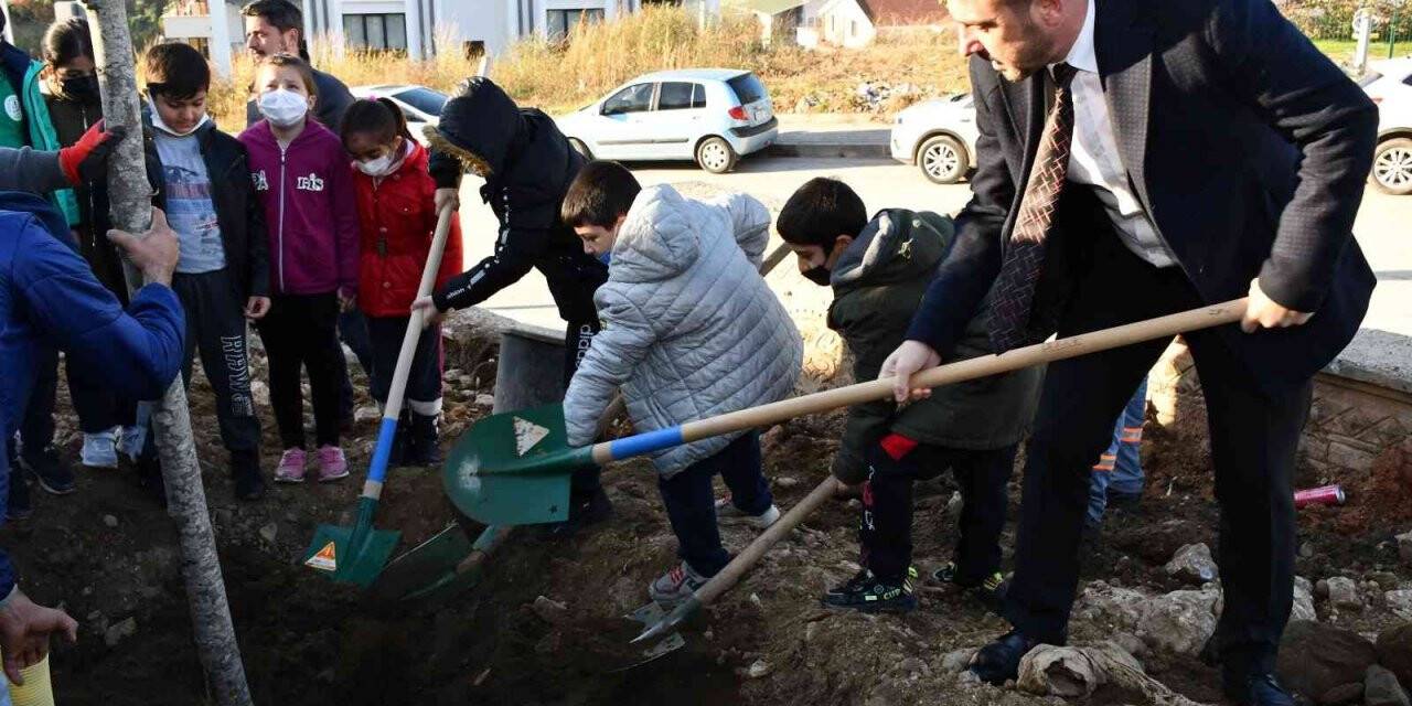 Başkan Tanır, çocuklarla birlikte ağaç dikti