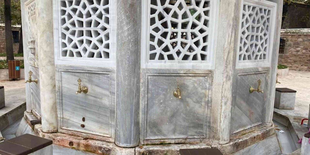 Tarihi camiden çalınan muslukların yerine yenileri takıldı