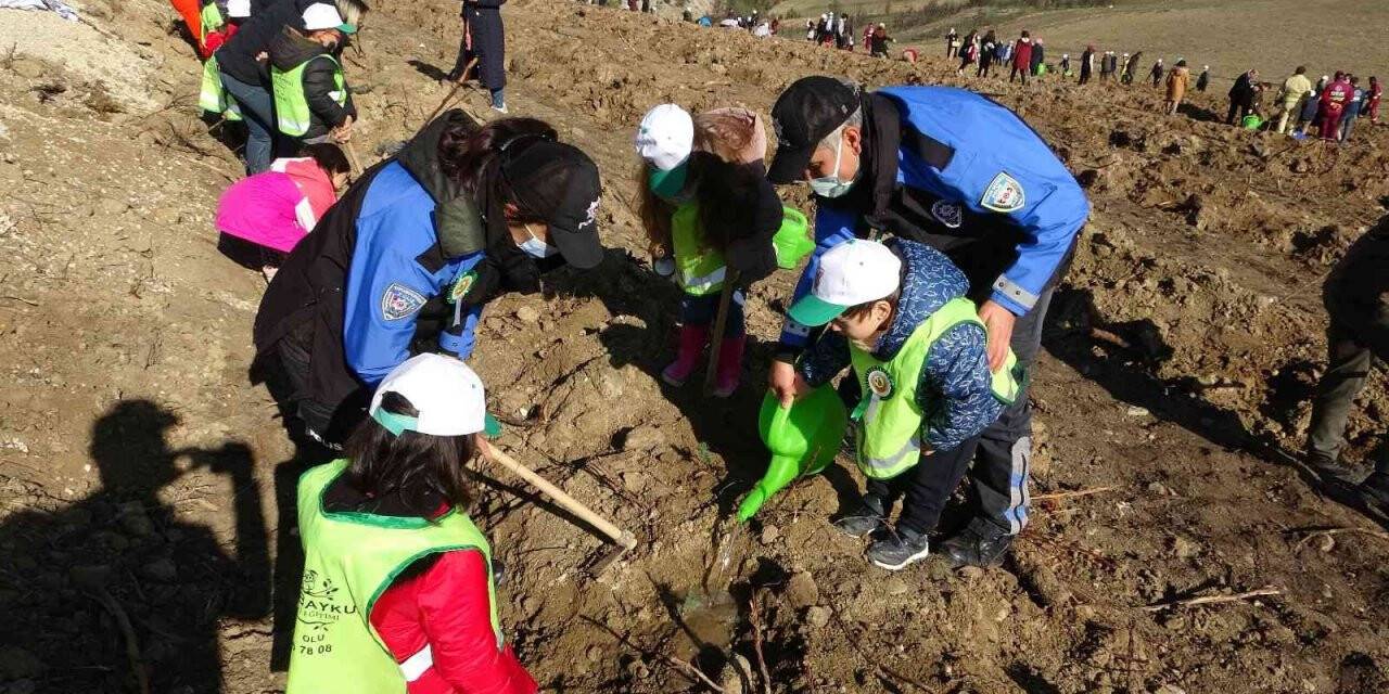 Karabük’te öğrenciler binlerce fidanı toprakla buluşturuyor