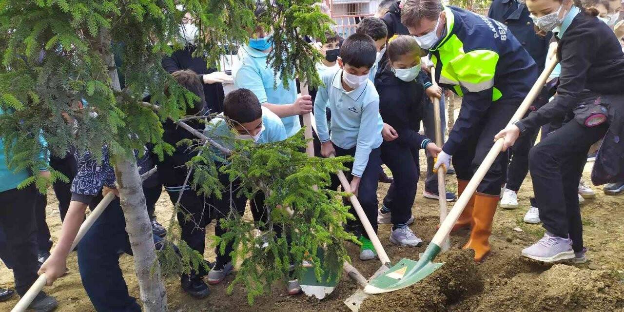 Bahçelievler’de “Milli Ağaçlandırma Günü” kapsamında okul bahçesine fidan dikildi