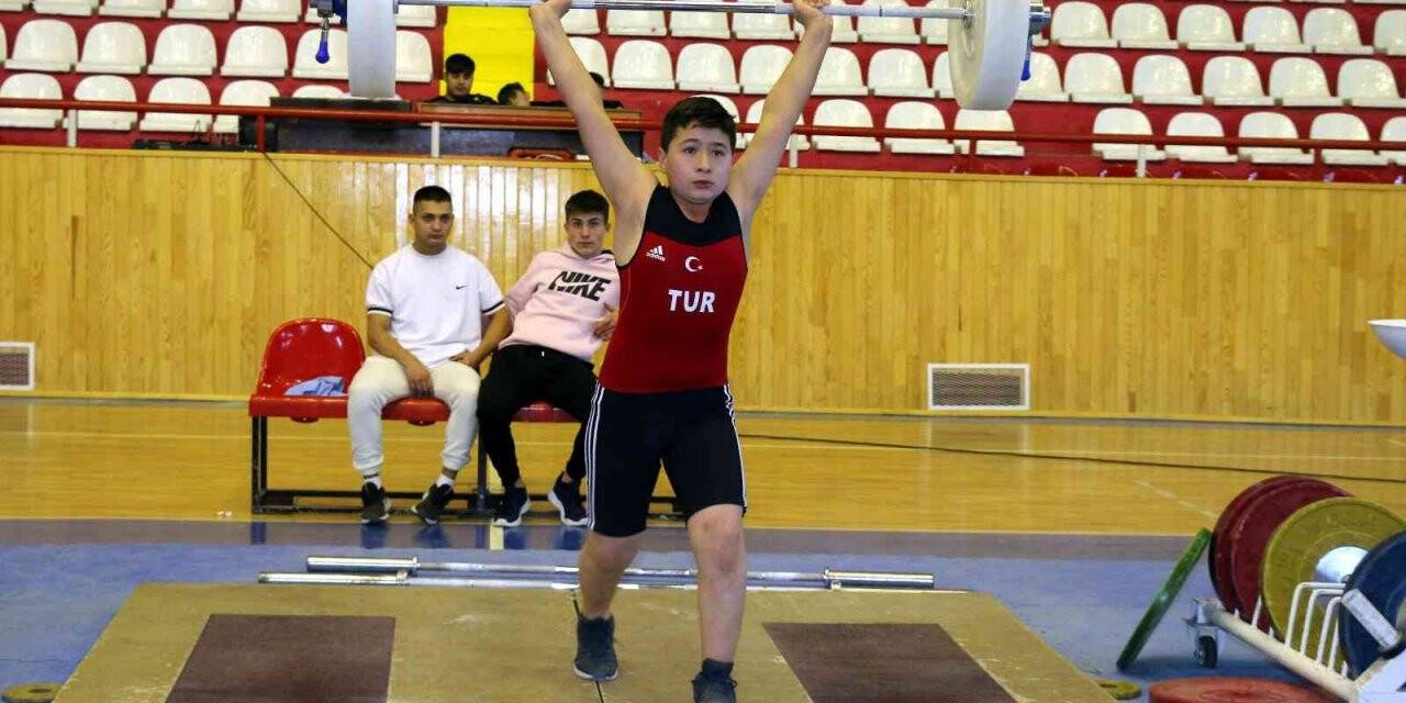 Okullar halter müsabakasında yarıştı
