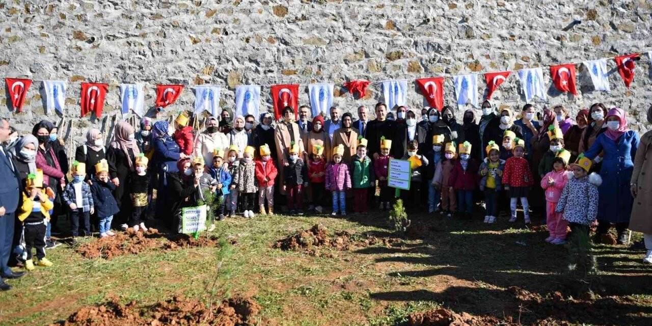 Başkan Yazıcı, çocuklar ile birlikte fidan dikti