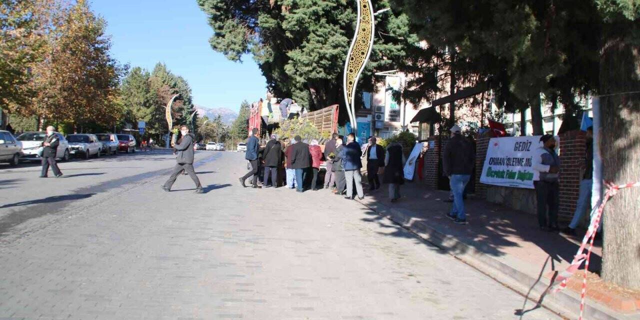 Gediz’de 10 bin fidan dağıtıldı