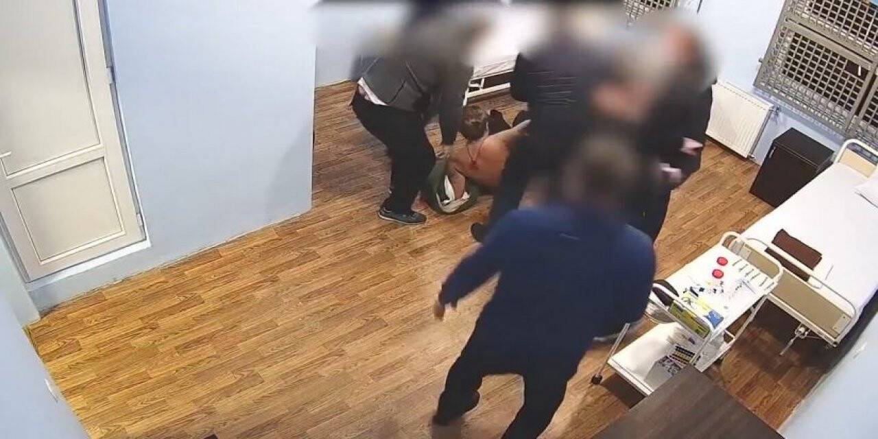 Gürcistan eski Cumhurbaşkanı Saakaşvili’nin cezaevi hastanesine kaldırılma görüntüleri yayınladı