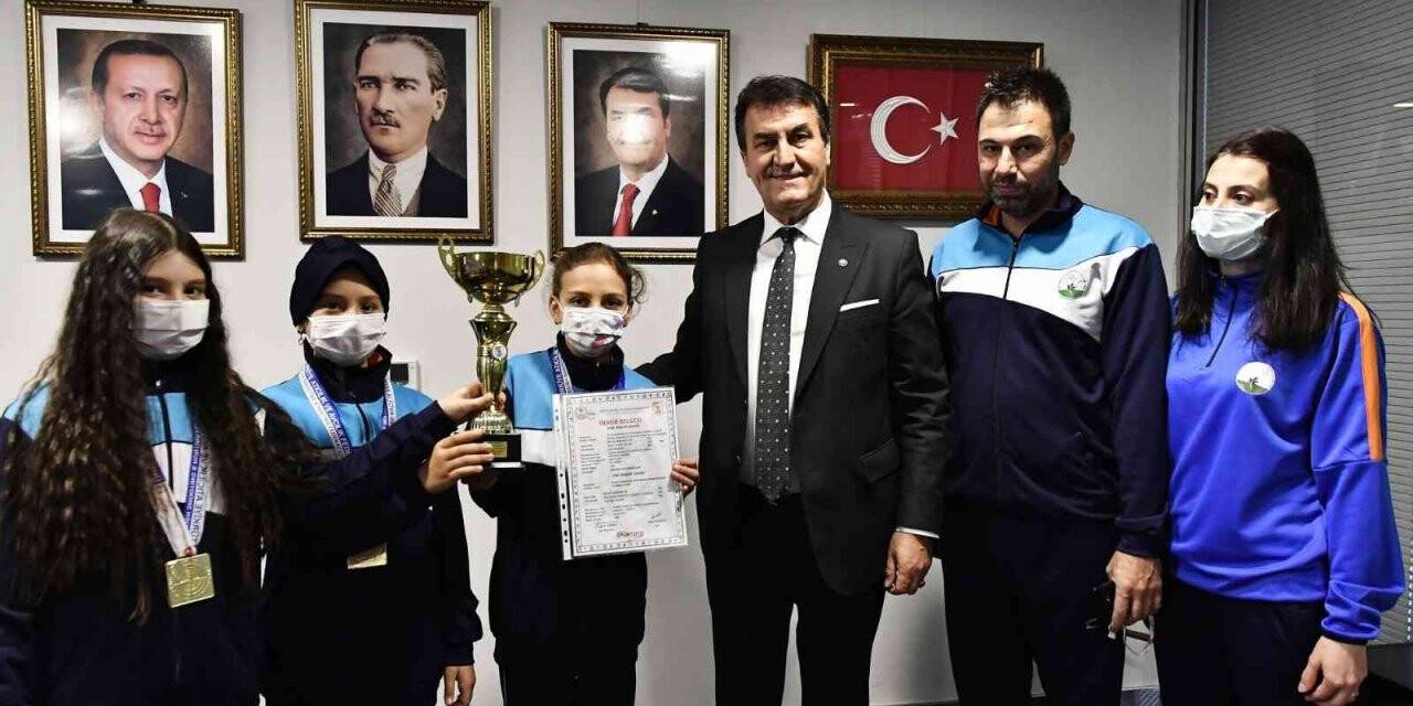 Başkan Dündar rekortmen atıcılarla buluştu