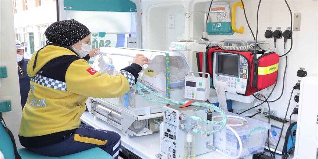 Yenidoğan ambulanslarıyla 20 bin bebek hayata tutundu