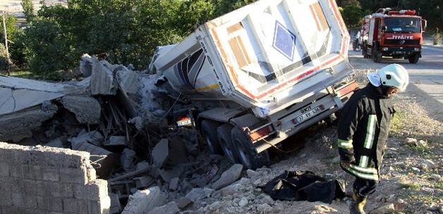 TIR evin içine girdi: 1 ölü