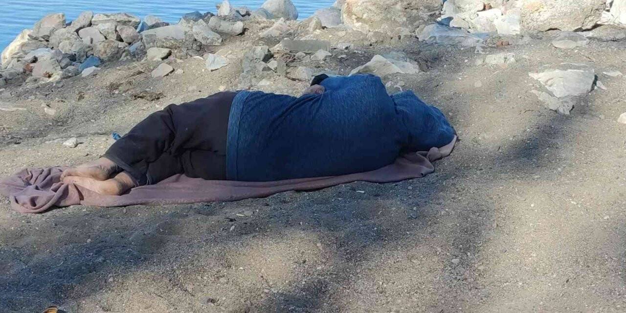 Göl kıyısında ayağında çorap olmadan uyudu, görenlerin yüreğini burktu