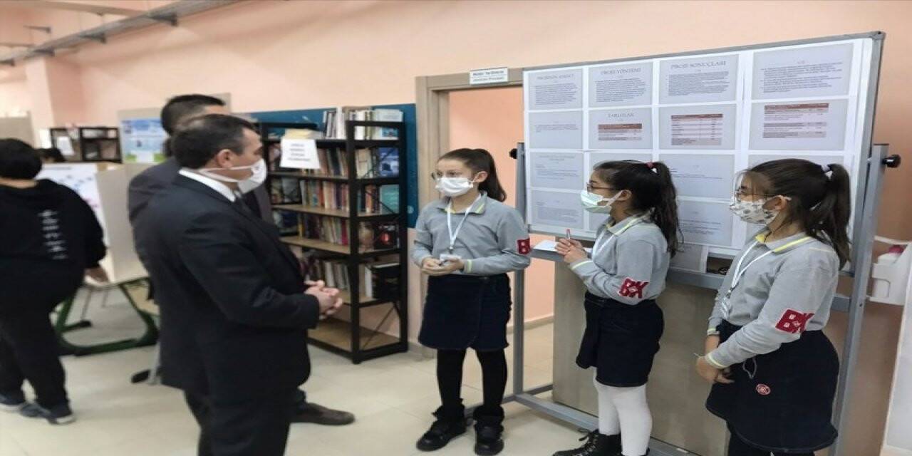 Burhaniye’de Tübitak 4006 Bilim Fuarı ilgi gördü