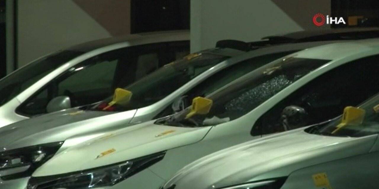 Bağcılar’da 3 kişinin öldüğü saldırıda çok sayıda araç hasar gördü