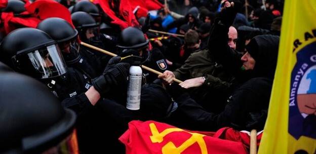Alman polisinden eylemcilere sert müdahale