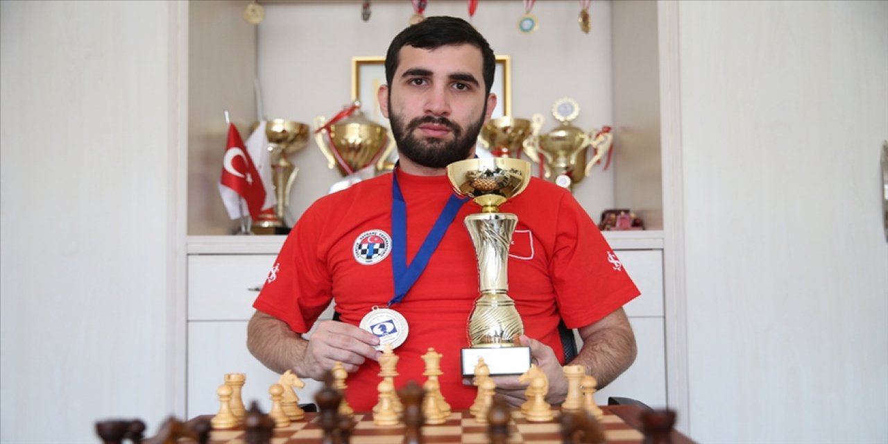 Milli satranççı Berkay Çelik, Türkiye'ye gümüş madalya getirmenin gururunu yaşıyor: