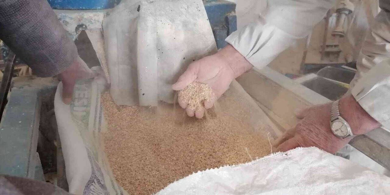 Baba yadigarı değirmencilik mesleğini oğluyla sürdürüyor