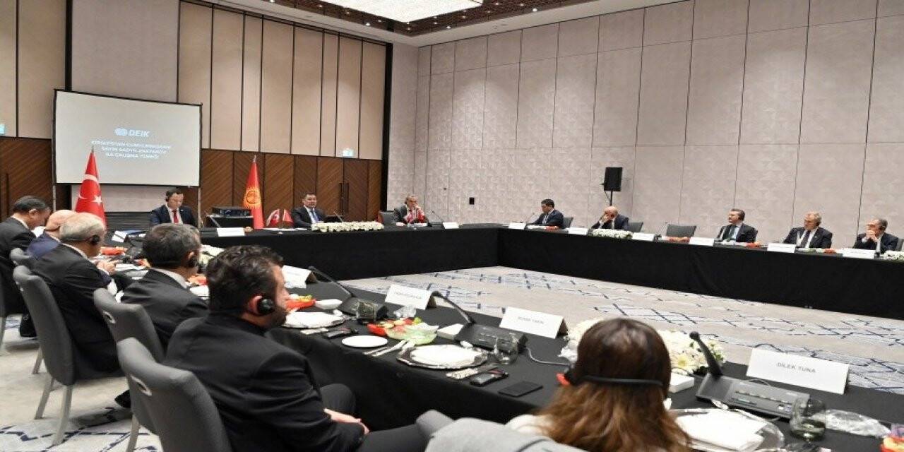 Kırgızistan Cumhurbaşkanı Caparov: “Kırgızistan, Türk yatırımcıların, AEB, Çin ve diğer komşu ülkelerin pazarlarına girmesi için bir ‘pencere’ olabilir”