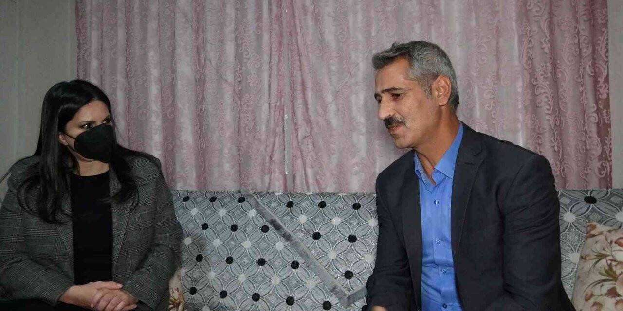 AK Parti’li Sarıeroğlu, Türkkan’ın küfür ettiği şehit ailesini ziyaret etti