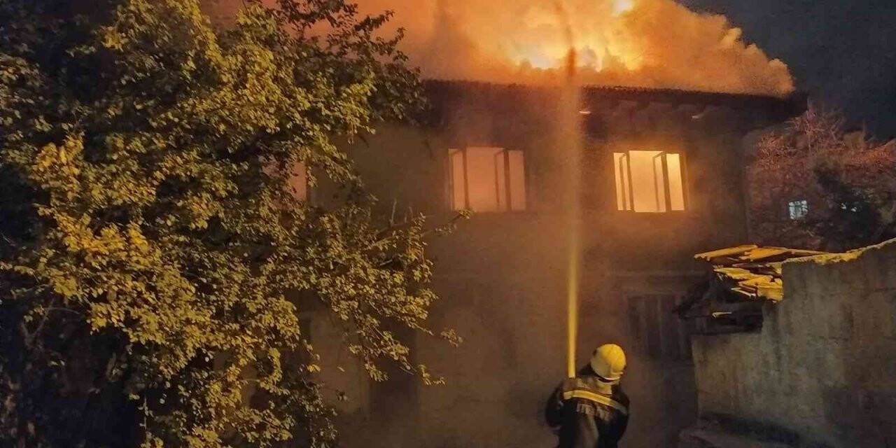 Son 2 yılda kimsenin oturmadığı iki katlı ev yandı