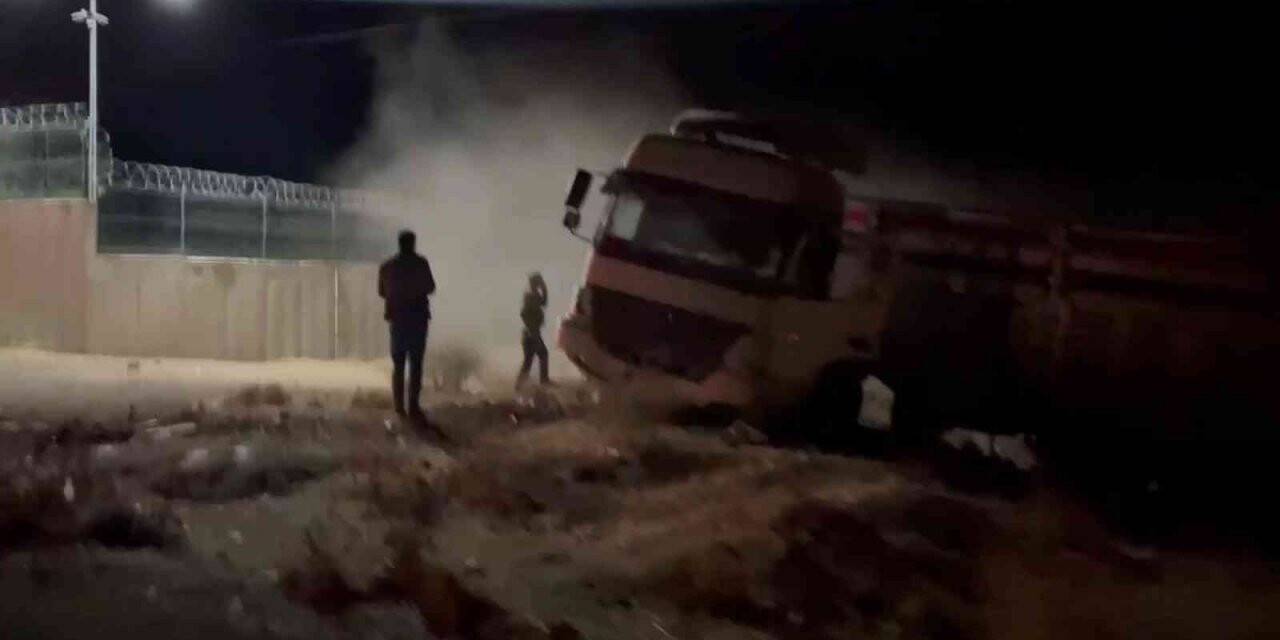Şarampole devrilen tırdan burnu bile kanamadan çıktı