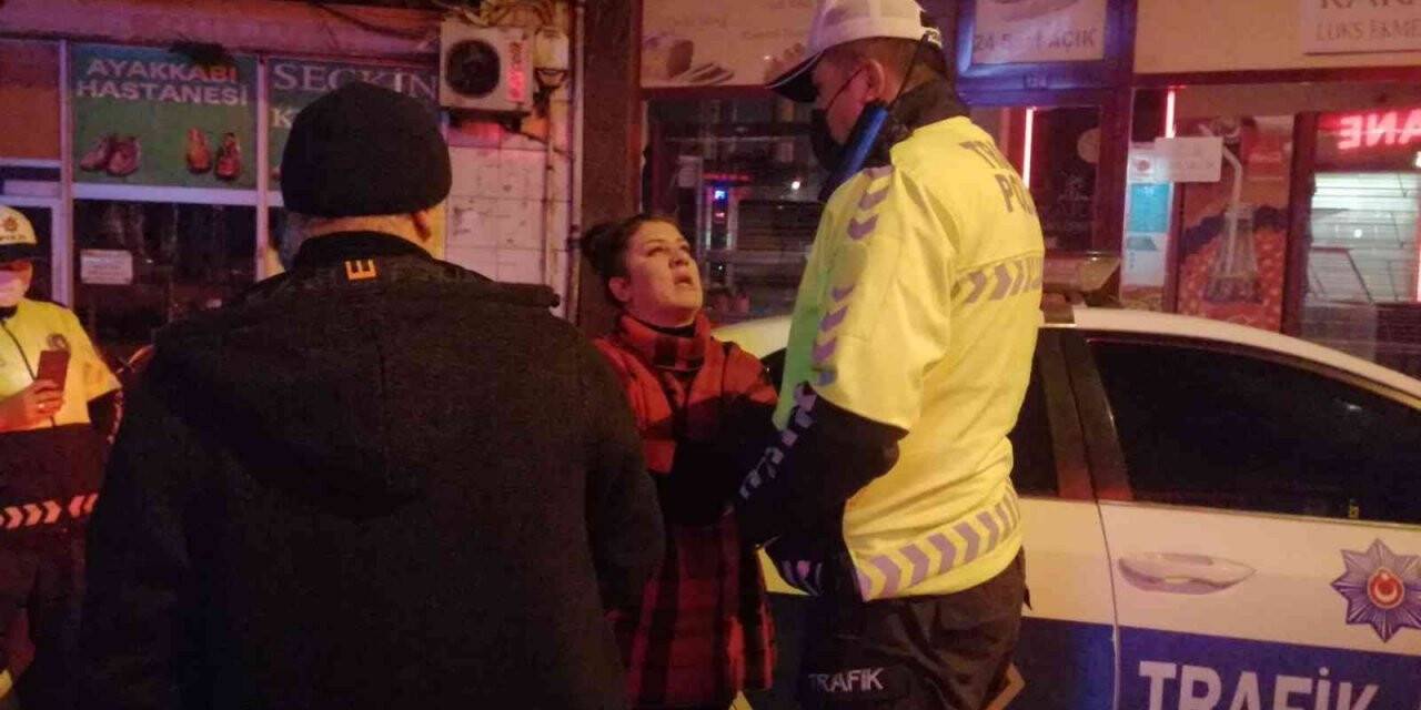Alkollü sürücü direğe çarptı, polise “hainlik yapıyorsun” dedi