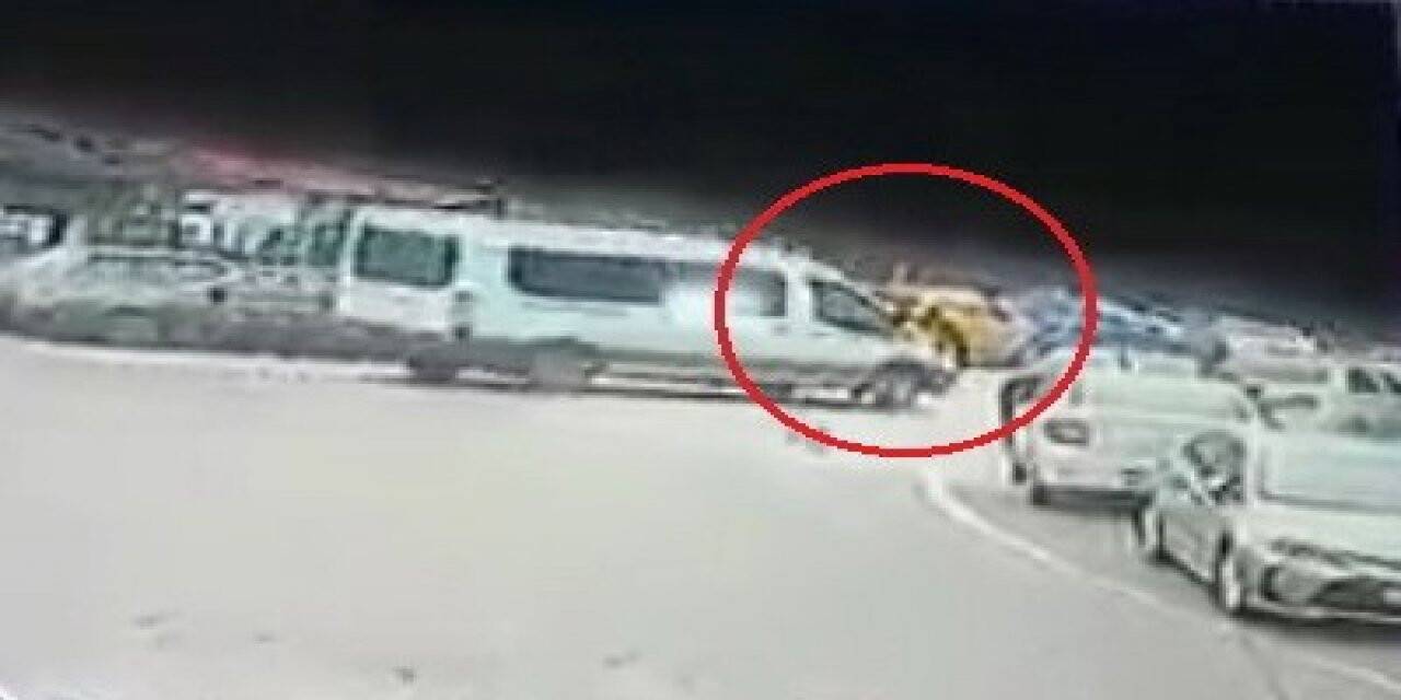 Boşanma aşamasındaki eşini minibüsle ezdi: Olay anı kamerada