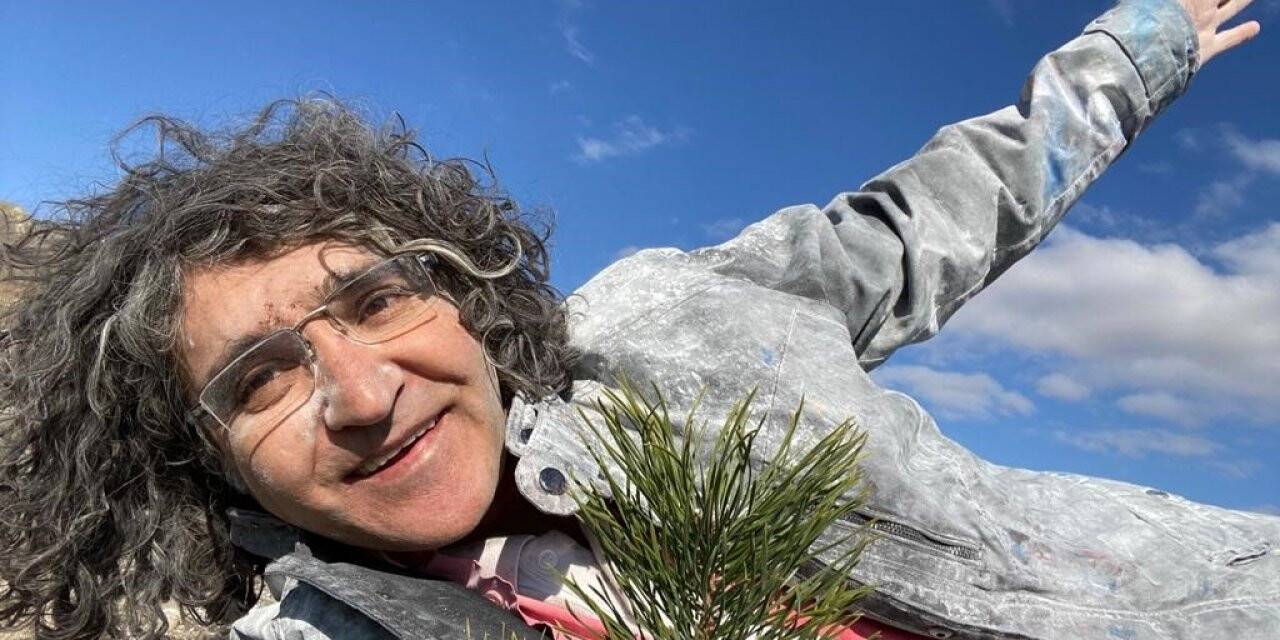 Profesör 1 yıl önce dikilen fidanların doğum gününü kutladı