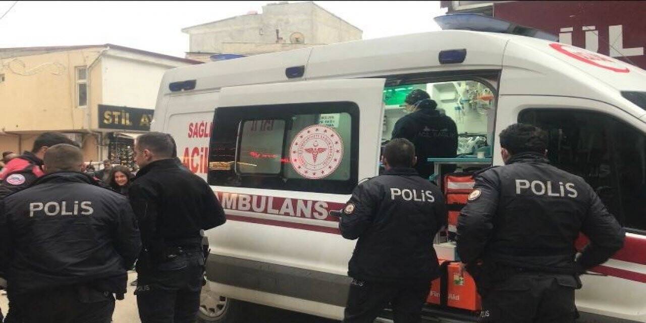 Bıçaklı kavgada sırtından yaralandı