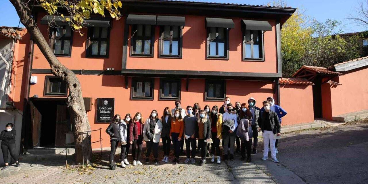 Nilüferli öğrenciler müzikten dramaya Gülten Akın şiirlerini öğrendiler