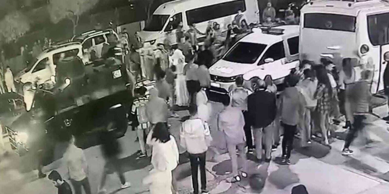 Düğün salonu önünde kavga