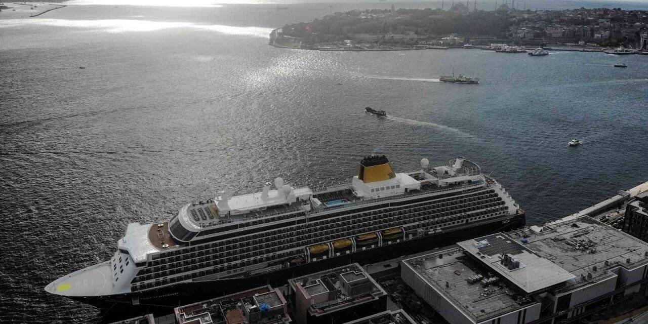 Dev kruvaziyer gemisi İstanbul’a demirledi